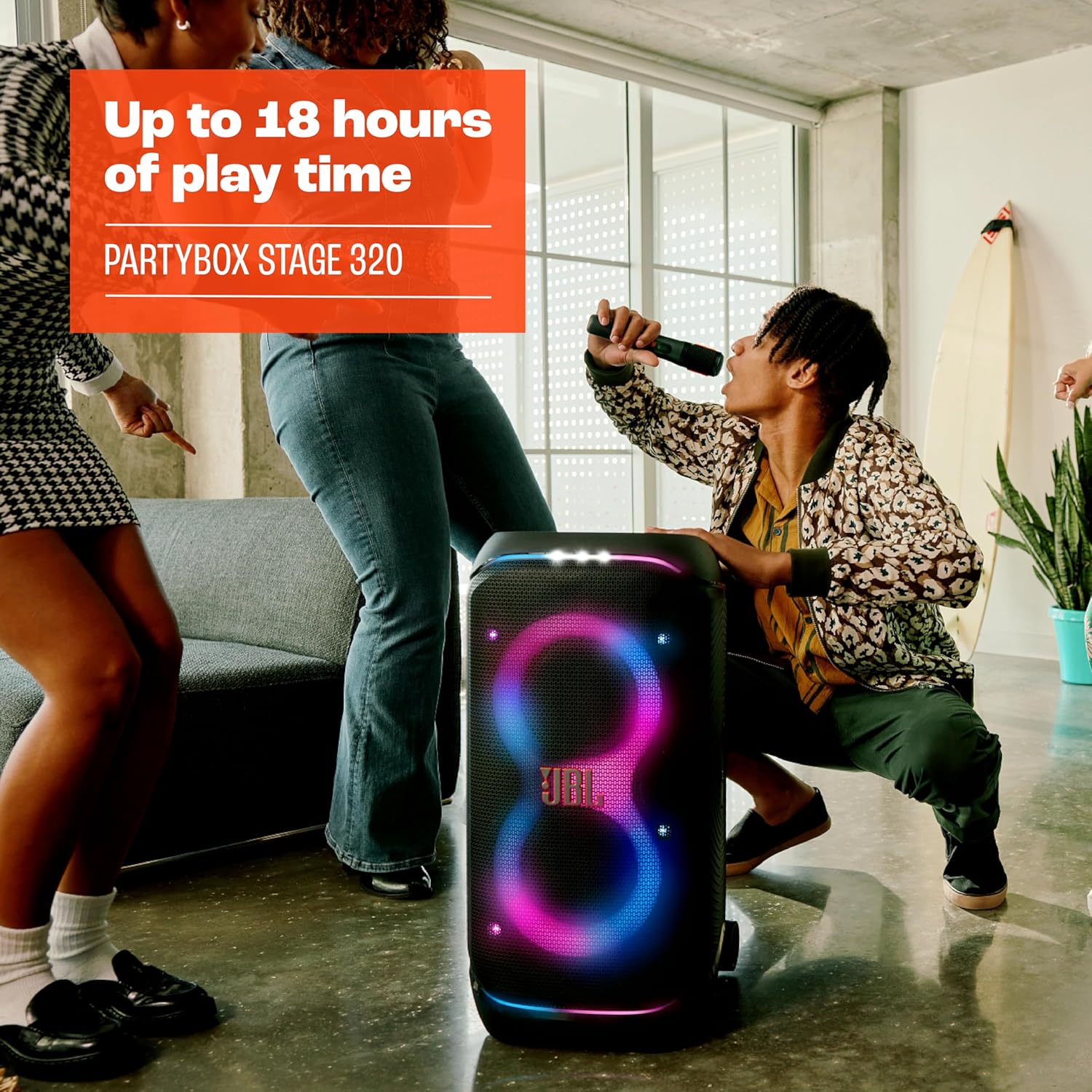 JBL Partybox Stage 320, Enceinte portable de soirée, roulettes et poignée télescopique intégrés, son JBL Pro, jeu de lumières, 18 heures d'autonomie, résistante aux éclaboussures IPX4, en noir – Image 3